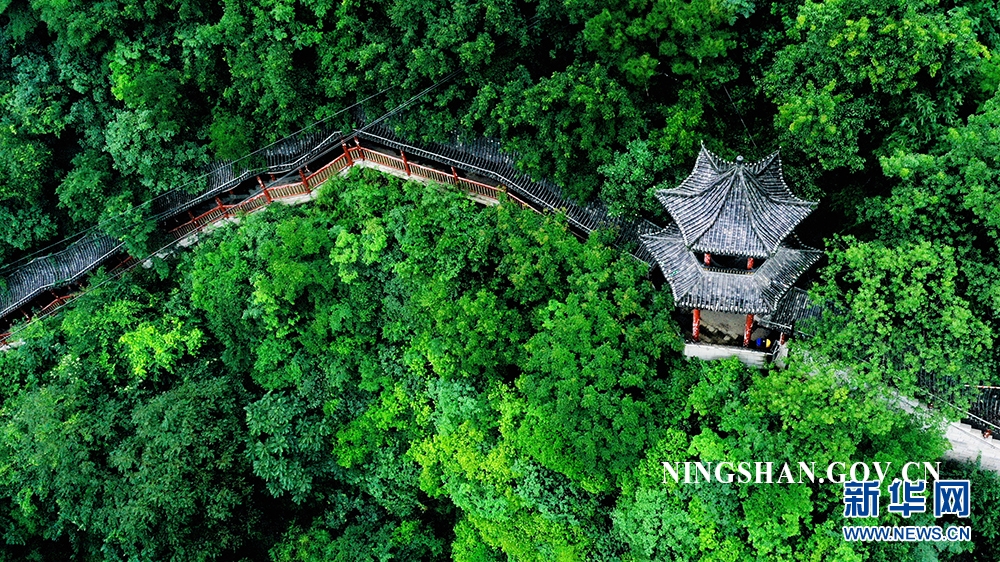 无人机视角下的秦岭"绿都"陕西宁陕县城环山廊道.