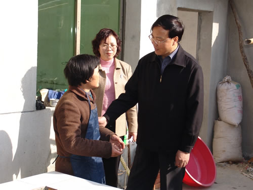 李堂堂在我县检查"两联一包"工作