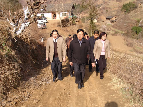 李堂堂在我县检查"两联一包"工作