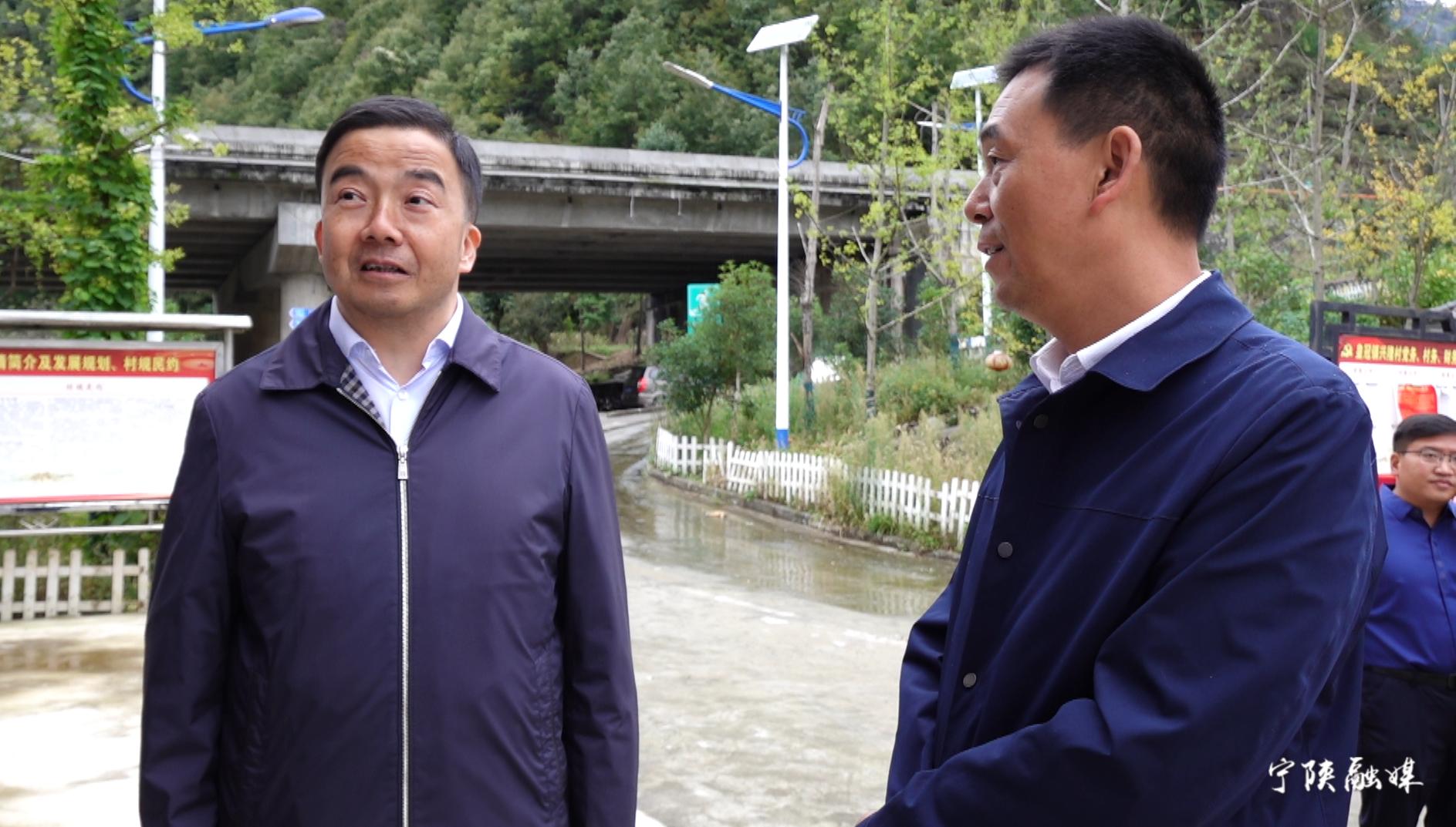10月8日,县委书记郑红丹到皇冠镇兴隆村,南京坪村调研"321"基层治理